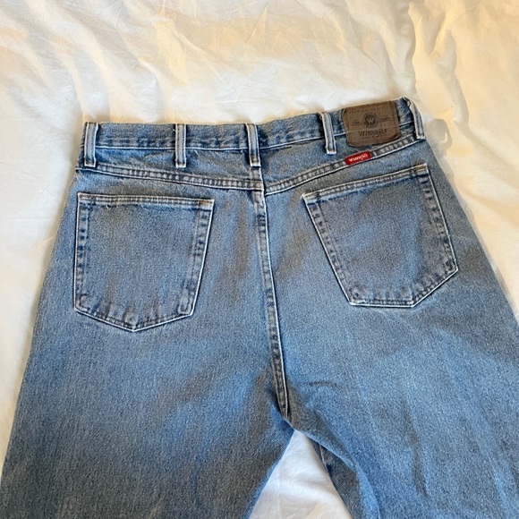 VINTAGE | HIGH WAISTED | STRAIGHT LEG | LIGHT-MEDIUM WASH | WRANGLER JEANS - Picture 3 of 4